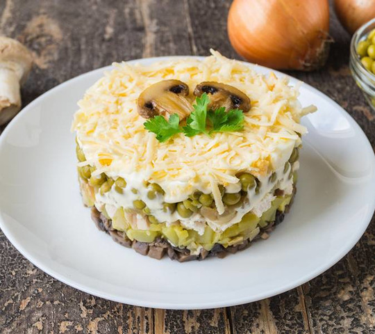 Сосновый бор слоеный с курицей и грибами