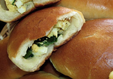 Пирожок с луком и яйцом
