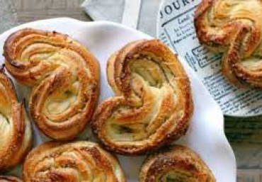Плюшка с сахаром и корицей