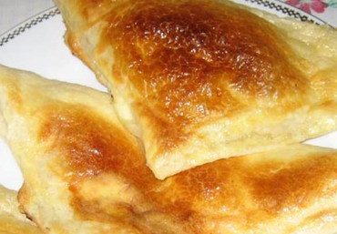 Хачапури с сыром из слоеного теста