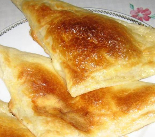 Хачапури с сыром из слоеного теста