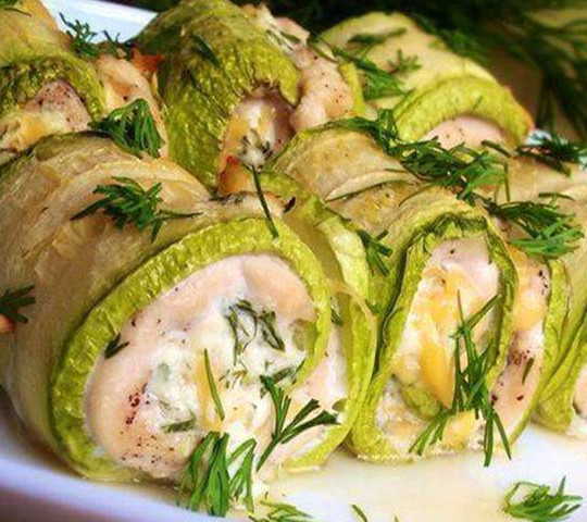 Рулетики из кабачка  с куриной грудкой, чесноком и сыром 3 шт