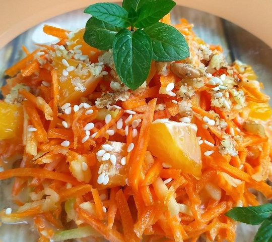 Морковка с курагой и кунжутом