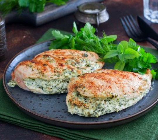 Грудка куриная, фаршированная  шпинатом и сыром