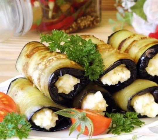 Рулетики из баклажан, фаршированные сыром,чесноком и зеленью 300 г