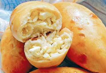 Пирожок с рисом и яйцом
