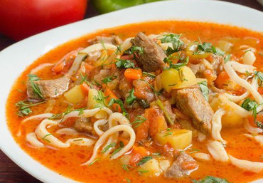 Лапша на мясном бульоне с говядиной и овощами