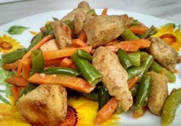 Грудка куриная, тушенная с овощами в кисло-сладком соусе