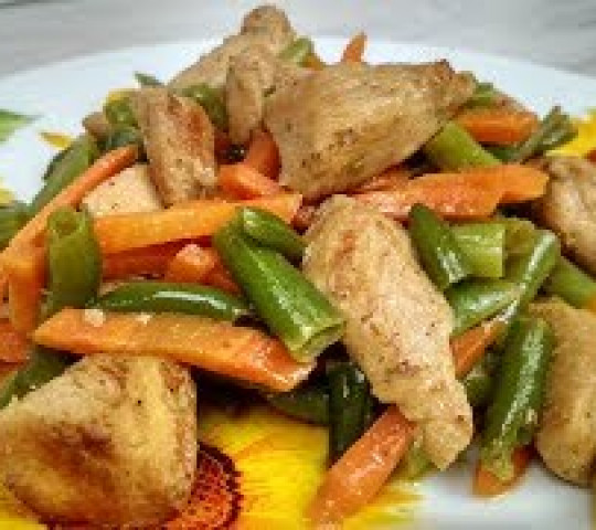 Грудка куриная, тушенная с овощами в кисло-сладком соусе