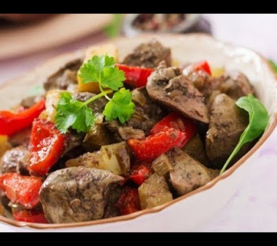Печень куриная, тушенная с овощами