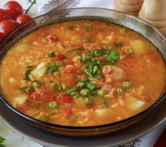 Постный рисовый суп с зеленым горошком, перцем и томатом