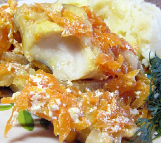 Минтай в сметане с морковью и луком
