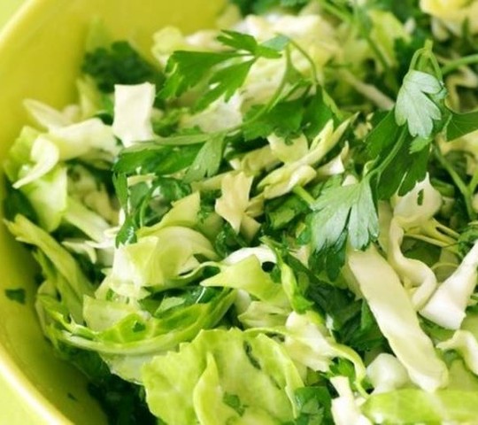 Капуста со свежим огурцом и зеленью